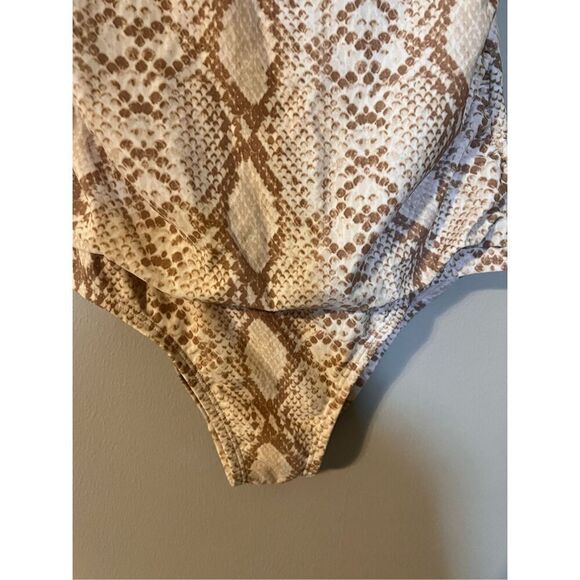 Kona Sol Size M Square Neck On Piece Swimsuit Snake Print Tummy Control Neutral - Picture 6 of 7